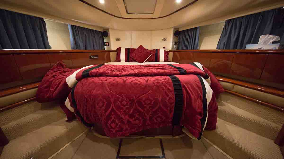 book dubai yachts Fairline68ft 2