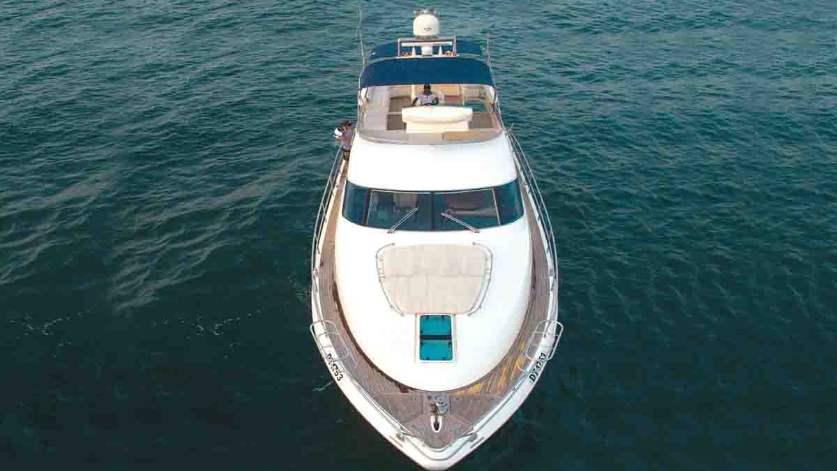 book dubai yachts Fairline68ft 3